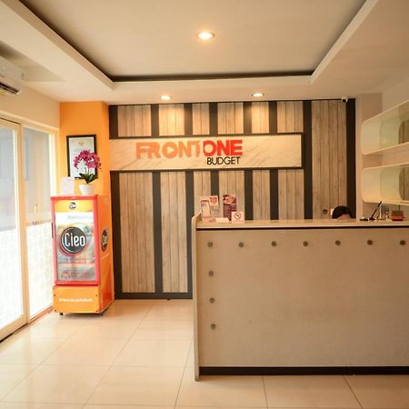 Front One Budget Malang By Azana Εξωτερικό φωτογραφία