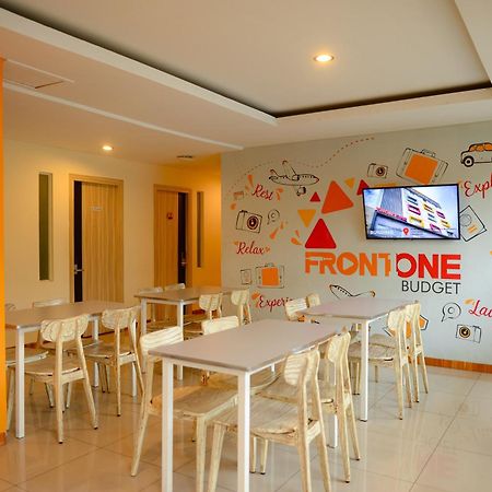 Front One Budget Malang By Azana Εξωτερικό φωτογραφία