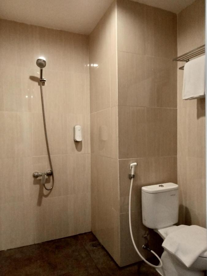 Front One Budget Malang By Azana Εξωτερικό φωτογραφία