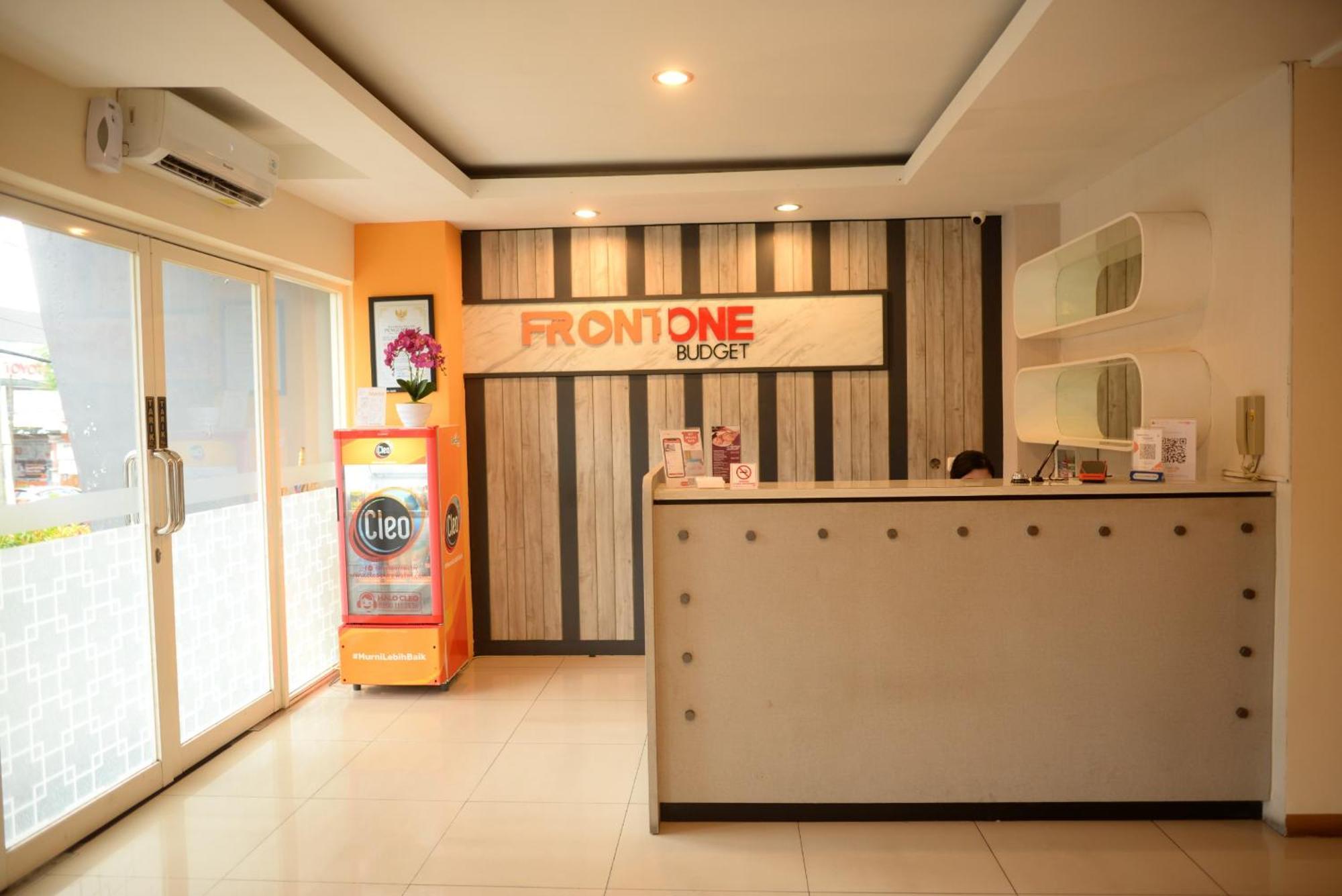 Front One Budget Malang By Azana Εξωτερικό φωτογραφία